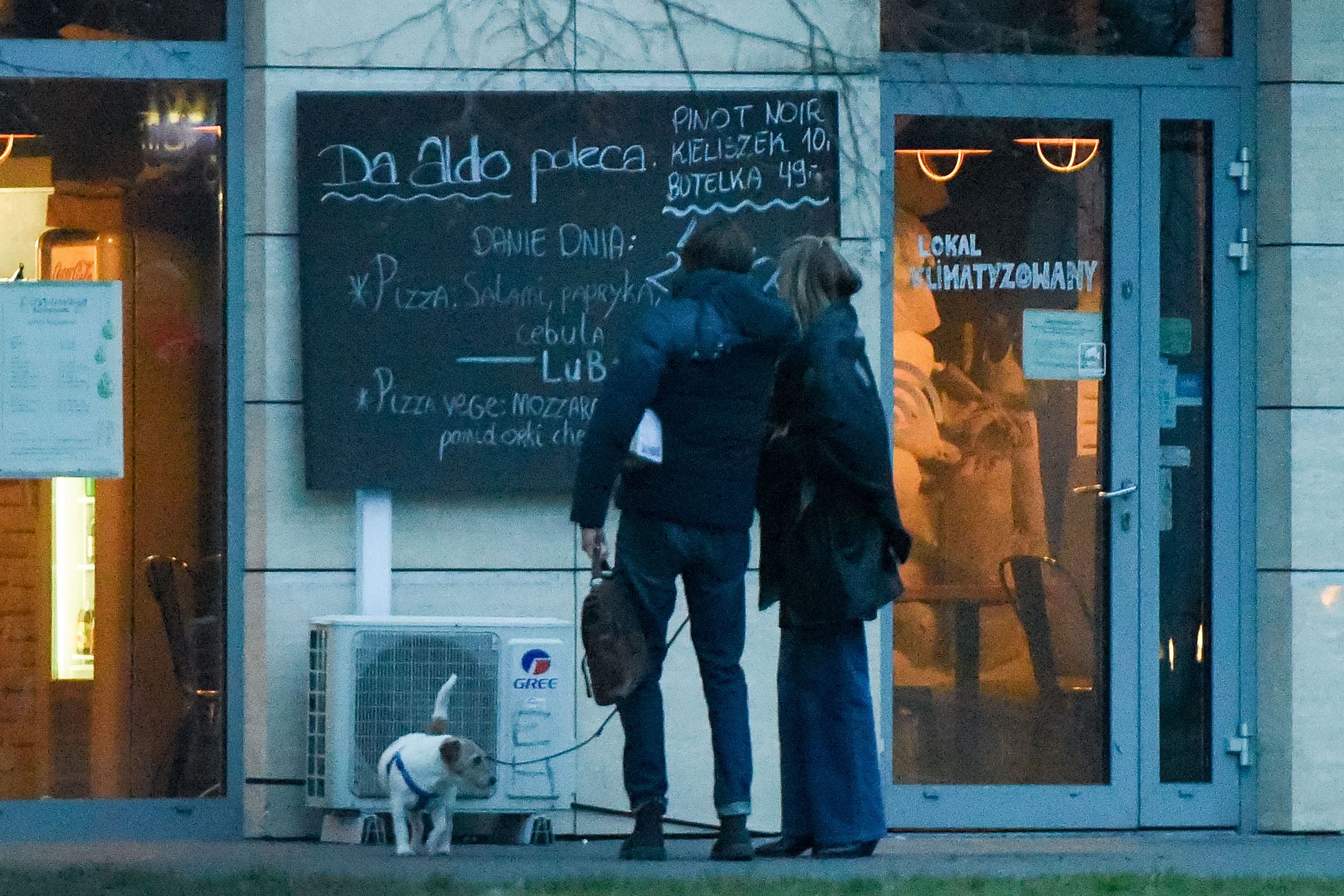 Agnieszka Woźniak-Starak paraduje po mieście z pieskiem i... UKOCHANYM