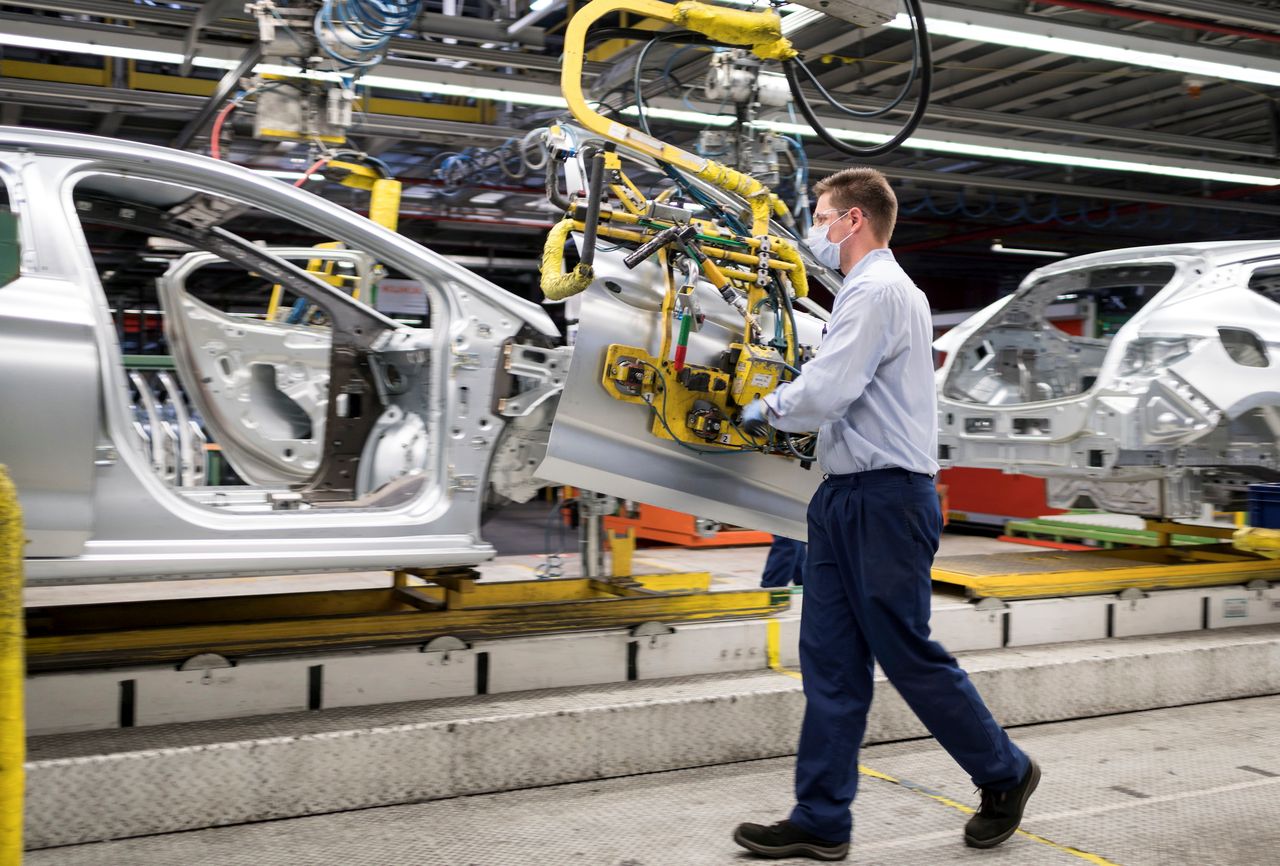 Przyszłość bez aut spalinowych. Co czeka polskie fabryki? "Na świecie trwa walka"