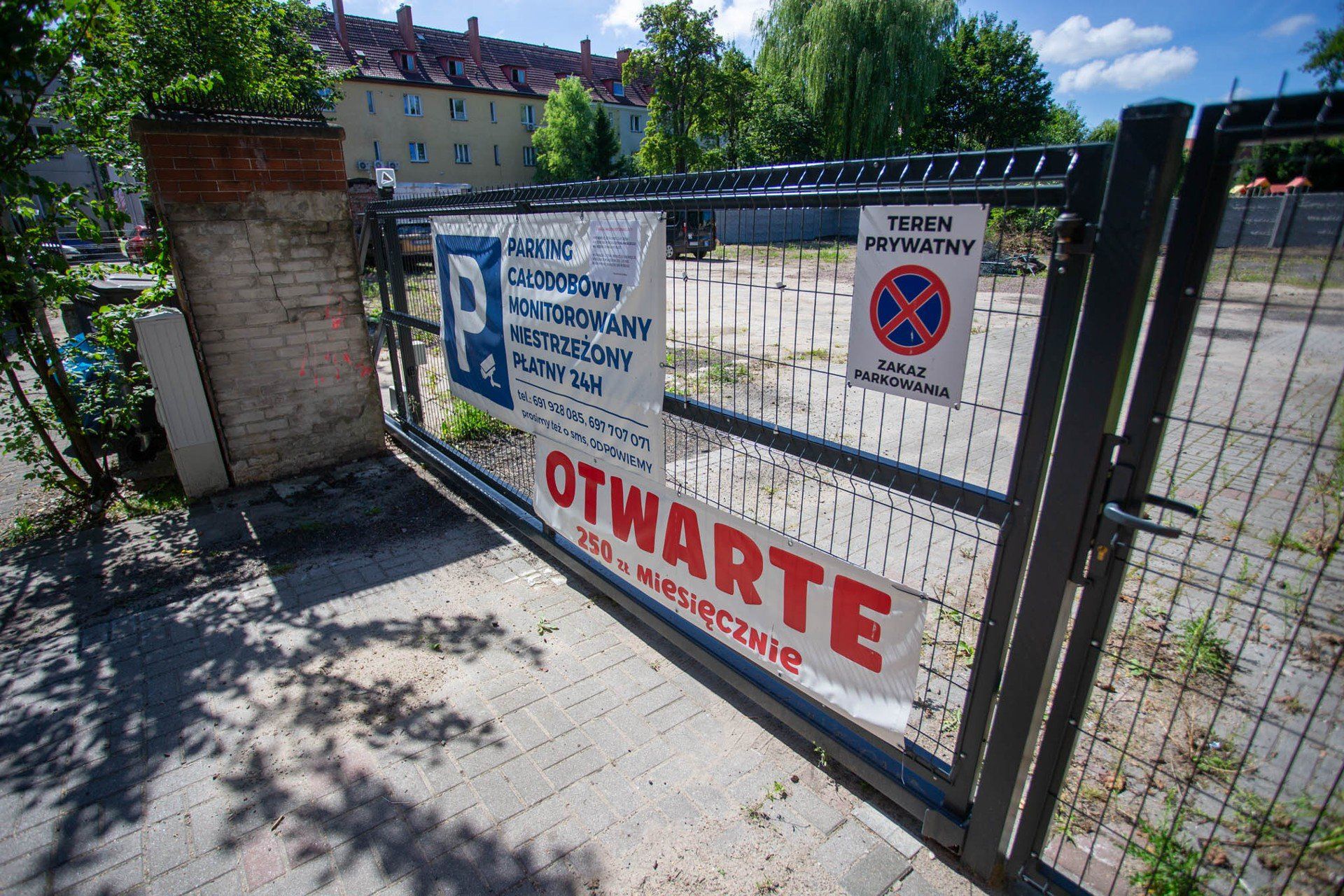 Betonowy mur uniemożliwia mieszkańcom kamienicy wjazd na własne podwórko