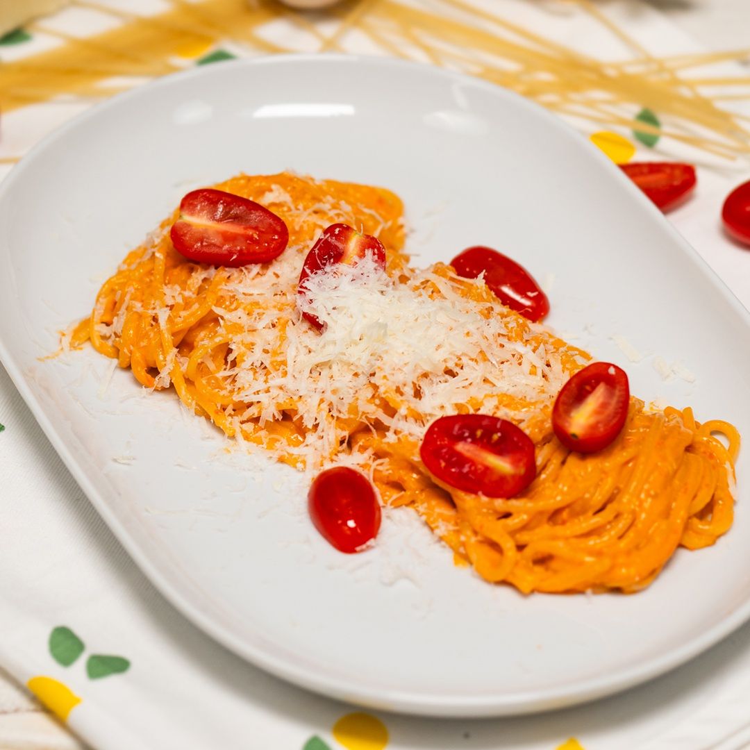 Spaghetti in creamy sauce with burrata