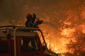 Francja walczy z żywiołem. Ewakuowano ponad 160 tys. osób