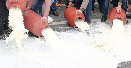 Brytyjczycy płaczą nad rozlanym mlekiem. Do ścieków trafiają całe hektolitry