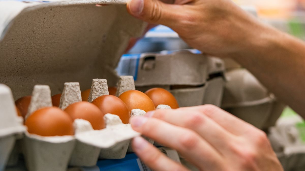 Kasjerka otwiera wytłaczankę z jajkami? Powód może cię zaskoczyć