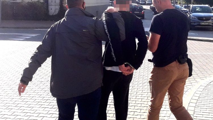 Piaseczno. Policja aresztowała mężczyznę podejrzanego o zakatowanie na śmierć kilkumiesięcznego pieska rasy terrier. Za takie czyny grozi do 5 lat więzienia (Policja)