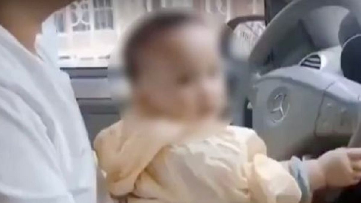 Ojciec dał poprowadzić swojej małej córce.