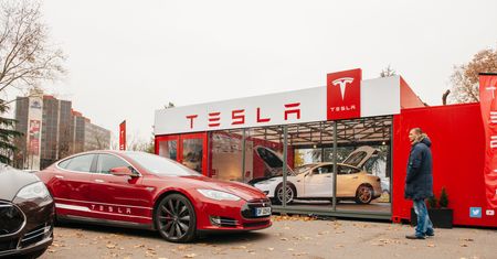 Elon Musk: ludzie w fabrykach są niezbędni, robotyzacja produkcji Tesli była błędem