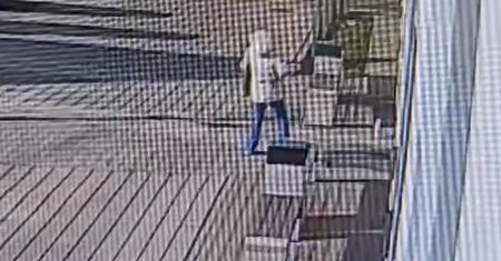 Była tuż obok komendy. Nagle runęła na ziemię. Wstrząsające nagranie
