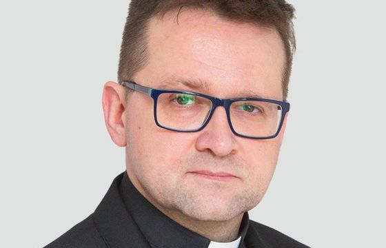 „Gość Niedzielny” rezygnuje z felietonów ks. Kowalczyka i Agaty Puścikowskiej. „Odświeżamy łamy”