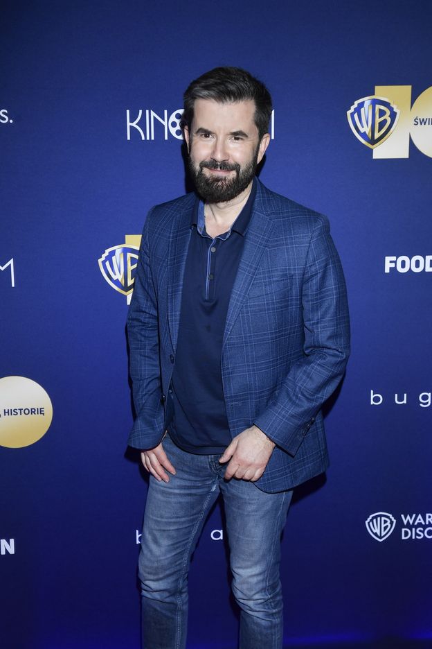 Internauta dopatrzył się NARKOTYKÓW w studiu "Faktów"? W sieci wybuchła afera (WIDEO)