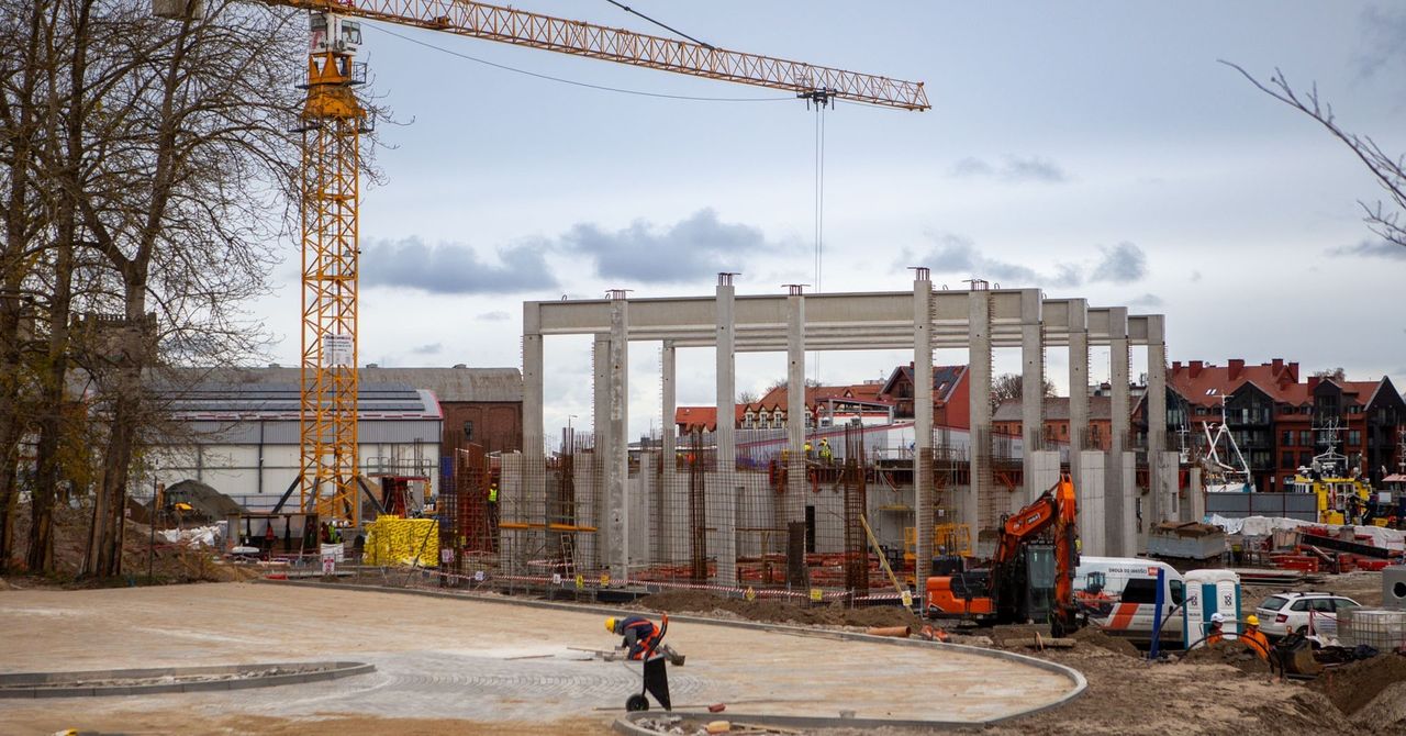 Ustka: Baza dla morskich wiatraków rośnie w porcie. Widać postępy prac
