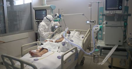 Afera respiratorowa. Komornik u handlarza bronią