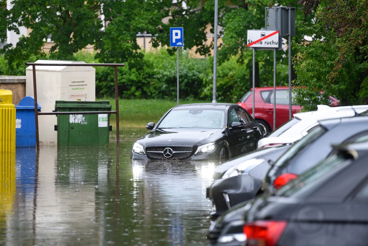 Pogoda. Nawałnica w Poznaniu. Zawalony dach hali, ewakuacja szpitali