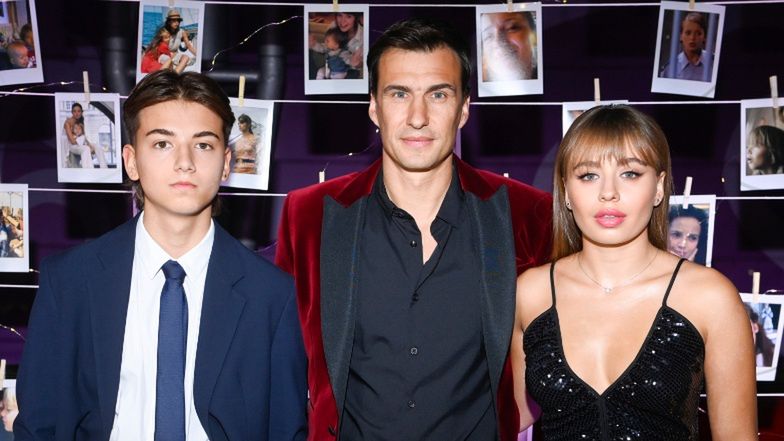 Jarosław Bieniuk z dziećmi na premierze