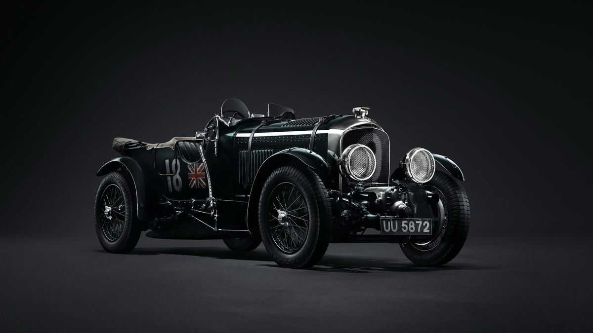 Oryginał ubrany w lakier British Racing Green. Współcześni klienci mogli wybrać własne barwy.