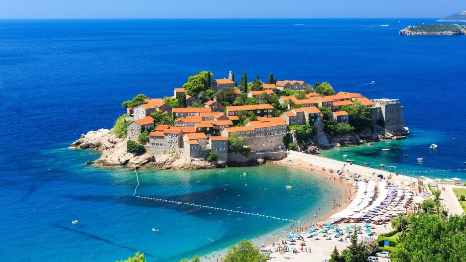 Budva to jedno z najpopularniejszych wśród turystów miast w Czarnogórze