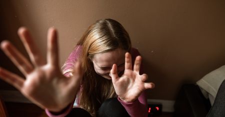 13- i 5 latka skatowały 14-latkę. Potem ja okradły