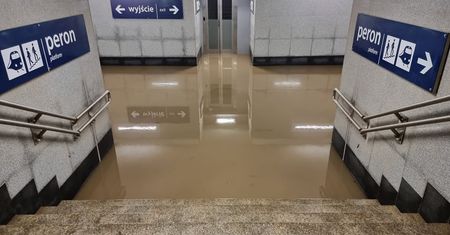 Trochę popadało, a wejście na peron znów zalane. Strażacy wypompowują wodę