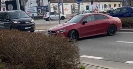 Nagrali kierowcę na ulicy. "Widać, że Radom"