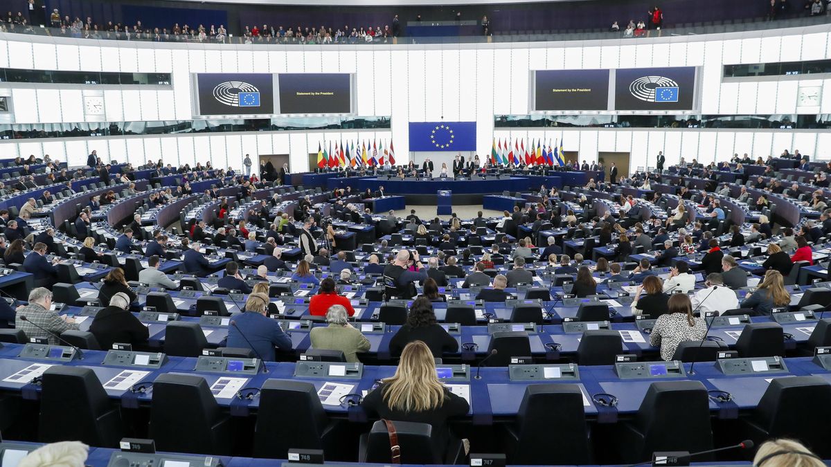 EU Parliament plenary session
epa10362177 A general view on the plenary hall at the start of the session of the European Parliament in Strasbourg, France, 12 December 2022. Belgian federal prosecutor said in a statement four of six people within the European Parliament were detained on 09 December and have been charged with 'participation in a criminal organization, money laundering and corruption' and remanded in custody. Greek MEP and European Parliament Vice President Eva Kaili has reportedly been among those arrested in an investigation into suspected bribery by a Gulf state.  EPA/JULIEN WARNAND 
Dostawca: PAP/EPA.
JULIEN WARNAND