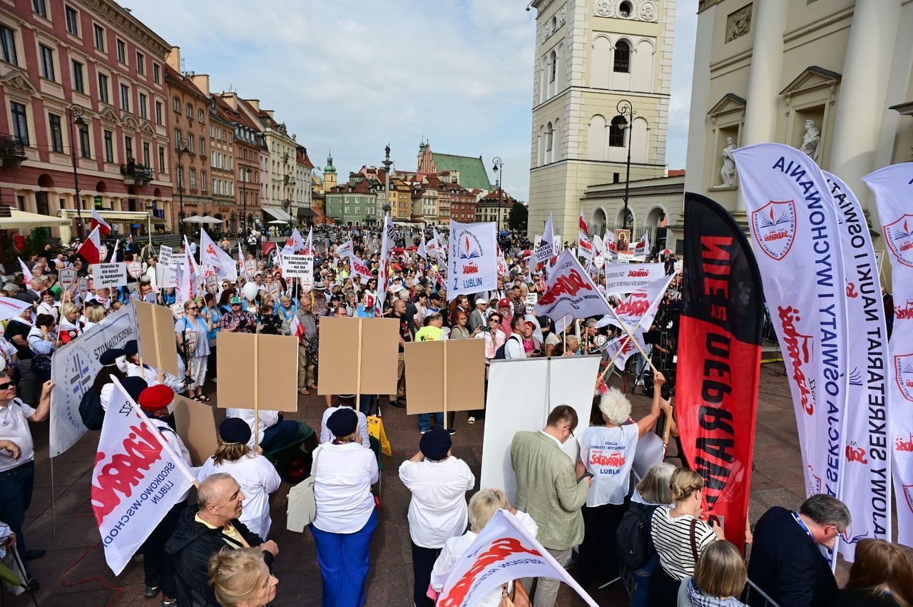 Warszawa: Nauczyciele wyszli na ulice. Trwa wielki protest