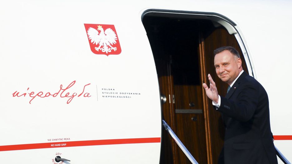 Andrzej Duda wchodzący na pokład rządowego samolotu