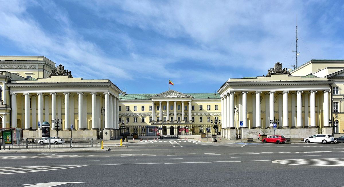 Warszawa. Radni stolicy minutą ciszy wyrazili solidarność ze wszystkimi ofiarami pandemii i złożyli podziękowanie walczącym z koronawirusem na pierwszym froncie