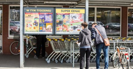 Biedronka rozpoczyna pilotażową sprzedaż gazet lokalnych w 75 miejscowościach