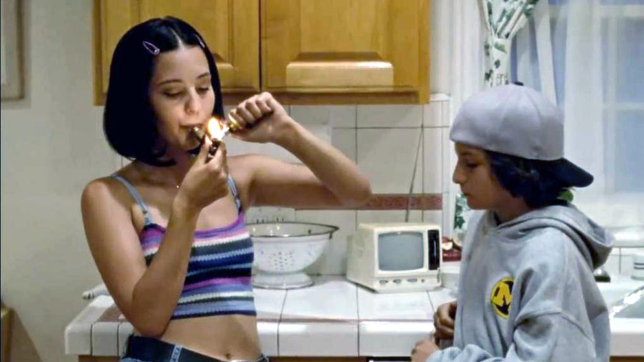Alexa Demie i Sunny Suljic w filmie "Mid90s"
