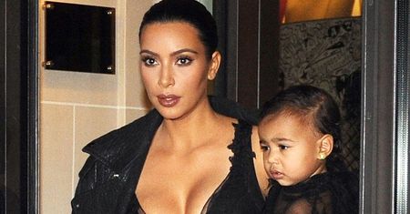 Kim Kardashian w koronkowym kostiumie. Córkę ubrała na swoje podobieństwo
