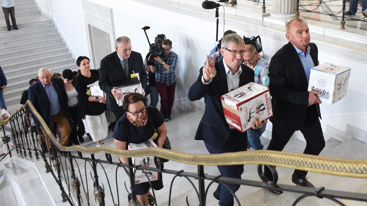 Związkowcy podczas zgłaszania projektu ustawy o zakazie handlu w niedziele