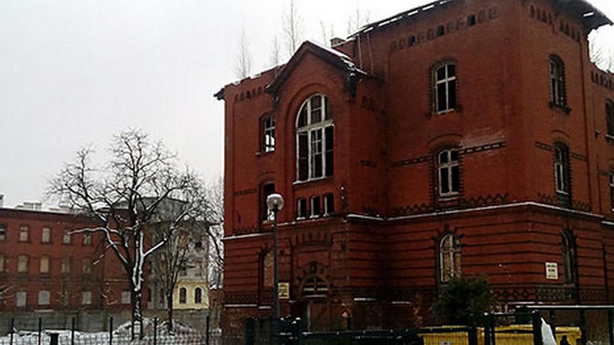 Zabytkowy budynek na sprzedawanej działce.