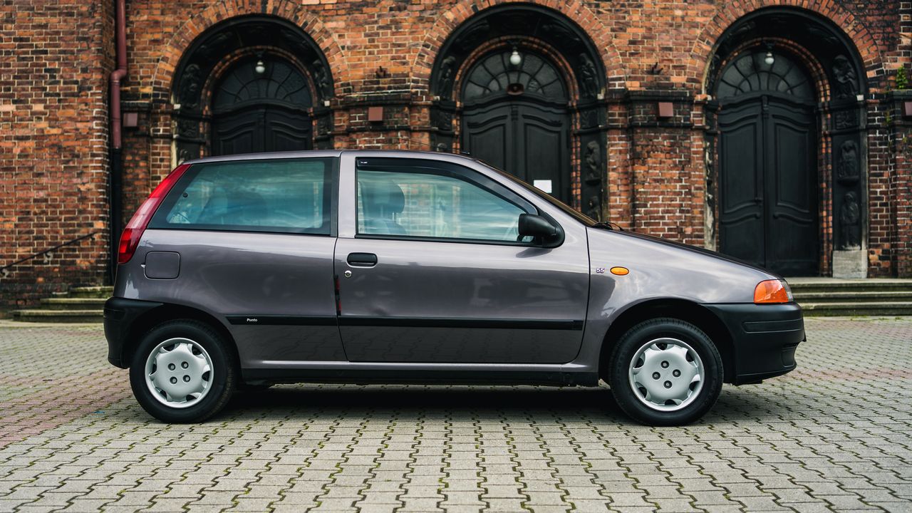 Prawie nowy fiat punto na akcji WOŚP. Piętnaście lat stał "pod kocem"