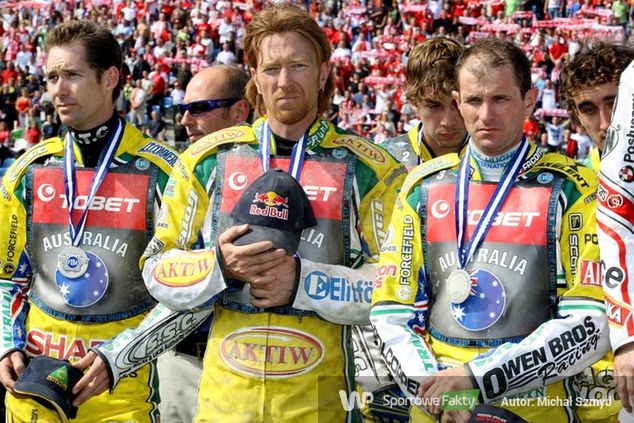 Davey Watt (pierwszy z lewej) na podium Drużynowego Pucharu Świata. Obok stoją Jason Crump, Troy Batchelor, Leigh Adams i Chris Holder