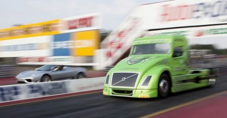 Ciężarówka Volvo Mean Green vs Ferrari 360 [wideo]