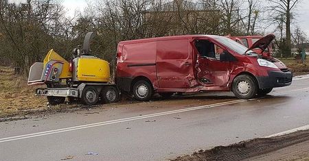 Peugeot uderzył w pracownika drogowego. Mężczyzna zginął na miejscu