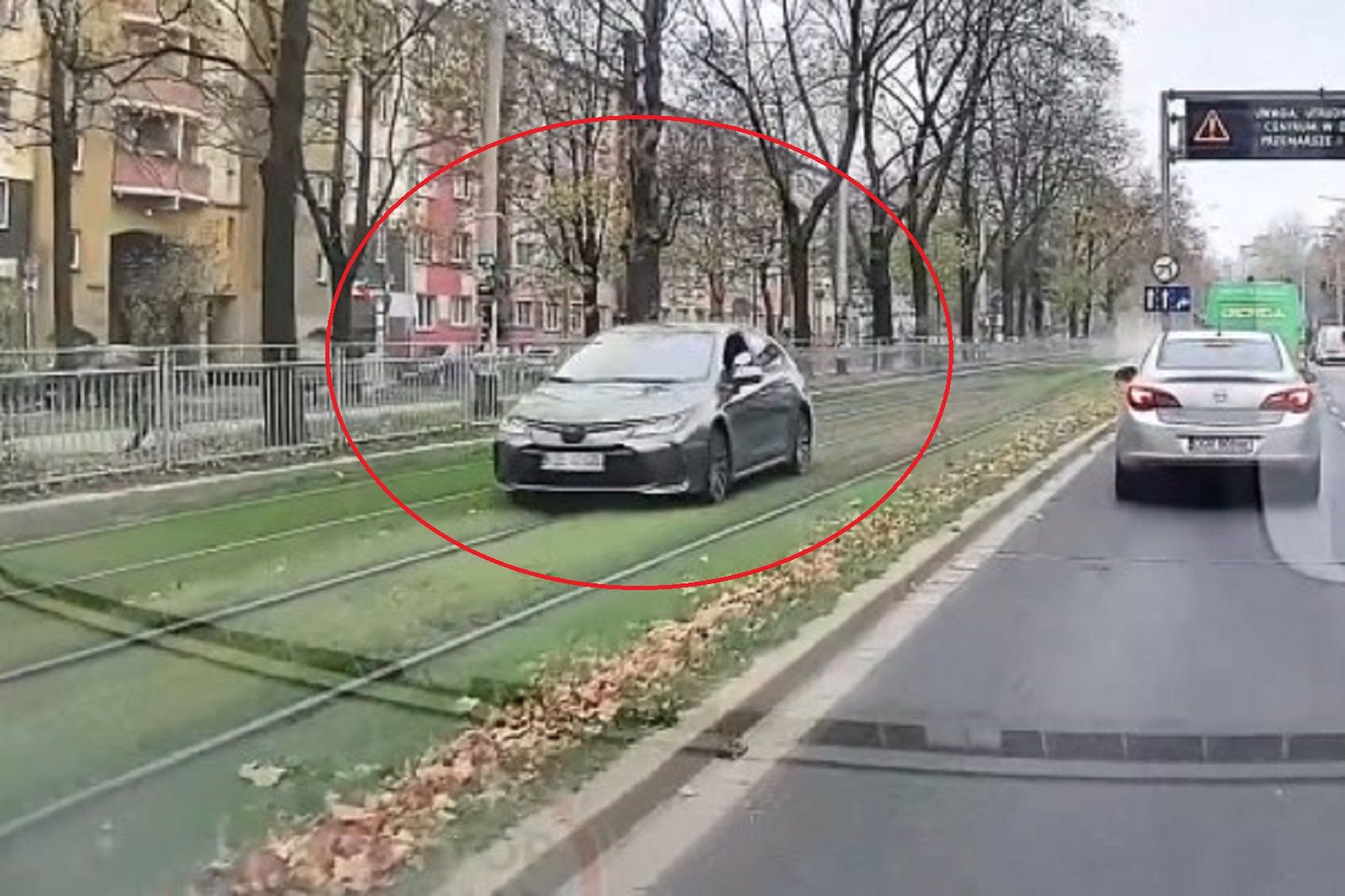 "Nowy tramwaj". Auto jechało po torach. Wszystko się nagrało