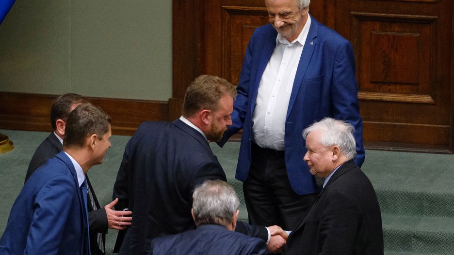 Sejm. Posłowie PiS gratulują Łukaszowi Szumowskiego odrzucenia wniosku o wotum nieufnosći