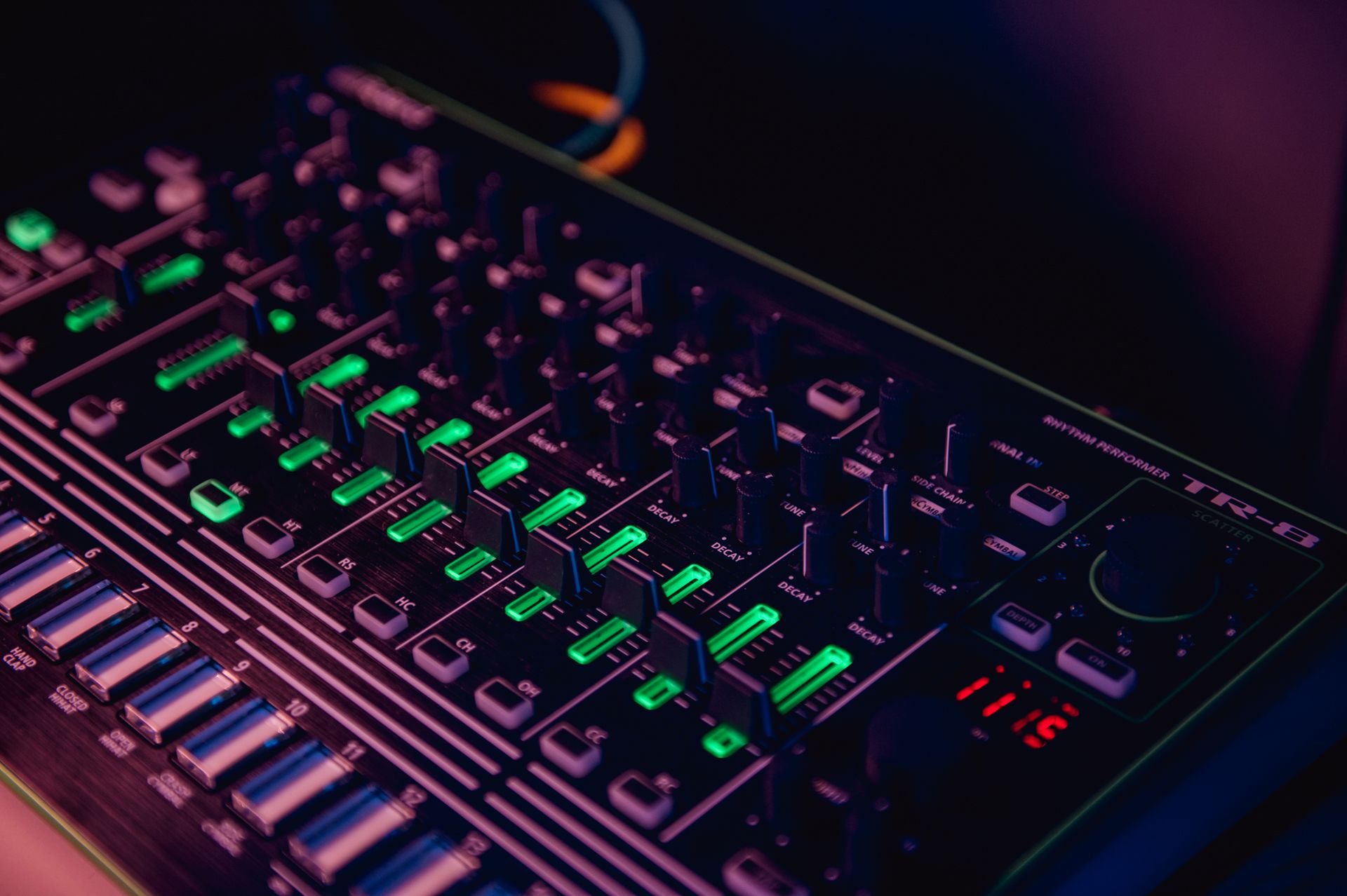 Podstawowy sprzęt w pracy producenta muzyki tanecznej - mixer