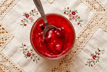 Wystarczy garść owoców i mąka ziemniaczana. Babcia robiła ten deser przez całą jesień
