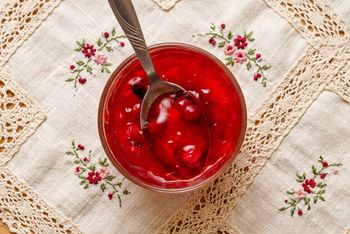 Wystarczy garść owoców i mąka ziemniaczana. Babcia robiła ten deser przez całą jesień