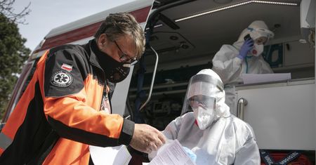 Rekord zakażeń koronawirusem. Rząd nie wyklucza przywrócenia kwarantanny dla powracających z zagranicy