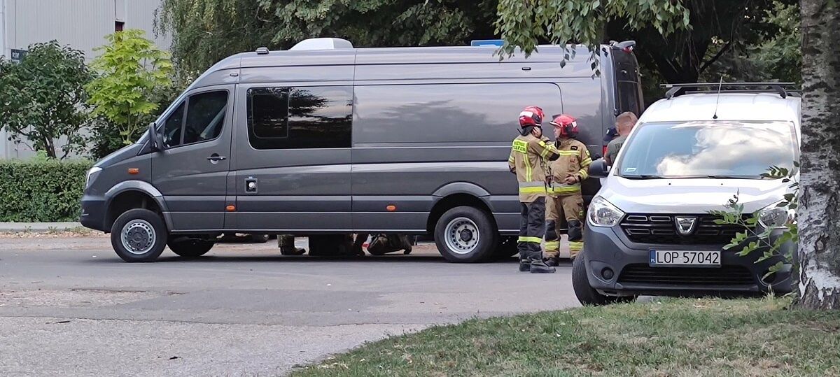 Pojemniki z rtęcią w bagażniku Jeepa na parkingu osiedlowym przy ul. Niepodległości