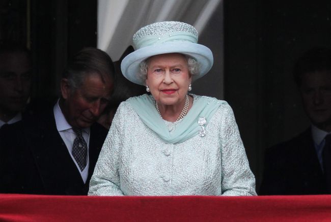 Elżbieta II świętuje, poddani wiwatują: Dobra robota