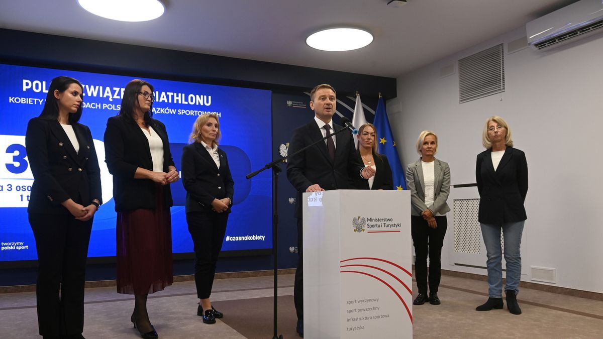 PAP / Piotr Nowak / Od lewej: Katarzyna Ziobro-Franczak i Dorota Gburczyk-Sikora (obie PZKosz), Dorota Błoniarczyk (PZPR), minister sportu i turystyki Sławomir Nitras, Marta Walczykiewicz (PZKaj) oraz Monika Gawryjołek i