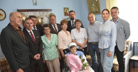 Pani Marianna Osiak z Gocłowa skończyła 100 lat. Doczekała się sześciorga dzieci, 14 wnuków i 17 prawnuków!
