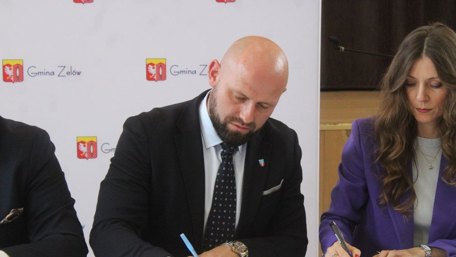 Zelów w powiecie bełchatowskim. Umowy na tzw. małe granty sołeckie w powiecie bełchatowskim podpisane!