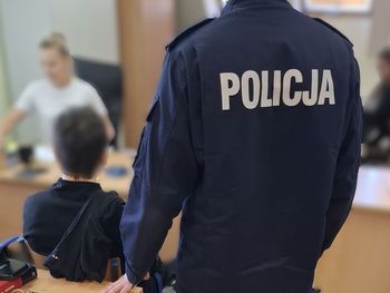Olsztyn: 19-latek spał na klatce schodowej. Mieszkańcy wezwali policję