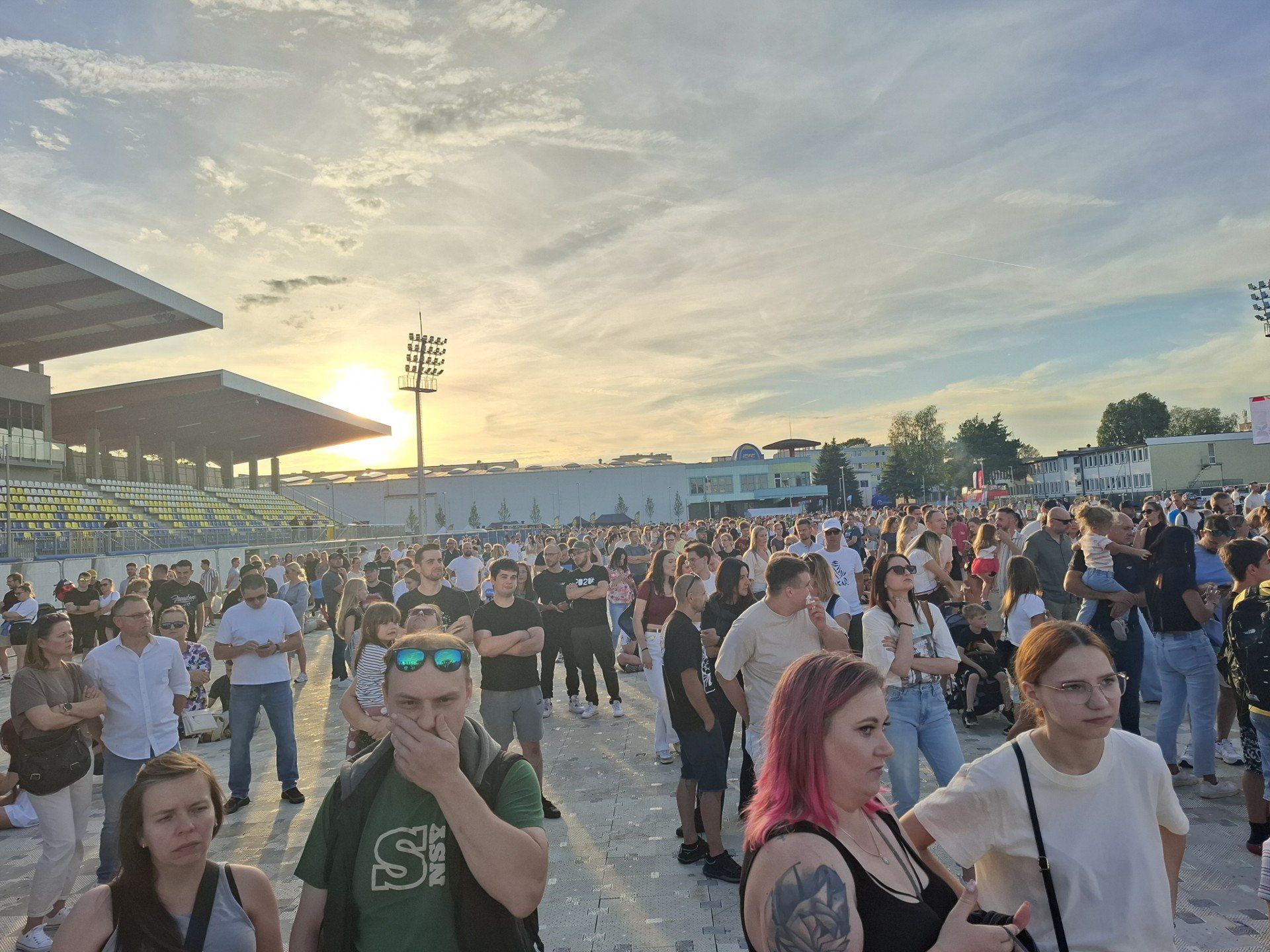 Pełen stadion na koncercie Paktofoniki podczas Święta Kwiatów, Owoców i Warzyw
