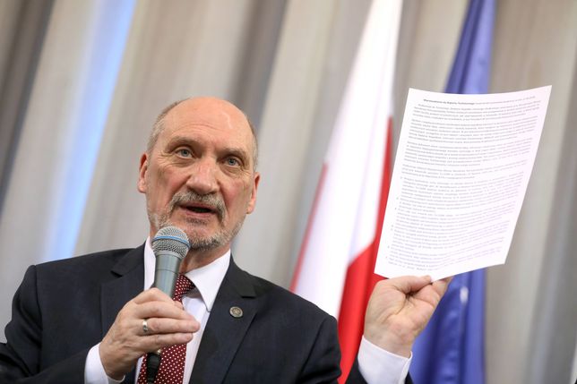 Antoni Macierewicz prezentuje raport techniczny podkomisji badającej katastrofę smoleńską