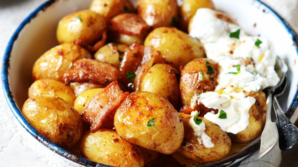 Pieczone młode ziemniaki z boczkiem i śmietaną